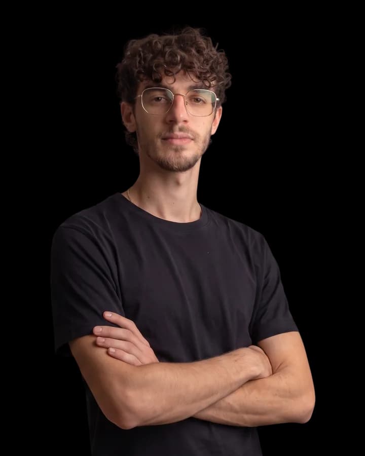 Nicolas Poiroux, bras croisés, t-shirt sombre