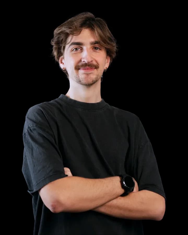 Nicolas Sage, bras croisés, t-shirt sombre