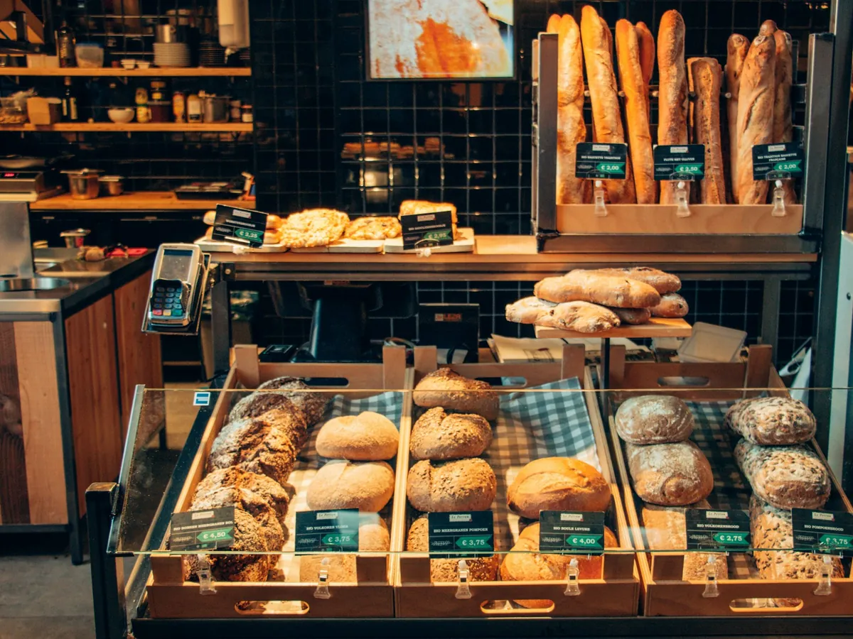 La vitrine de la boulangerie, pains et viennoiseries du matin