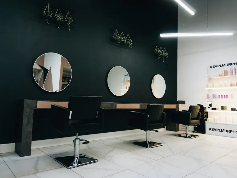 Les postes de coiffage et les miroirs