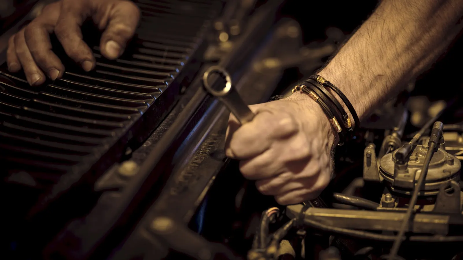 Un mécanicien au travail dans l'atelier