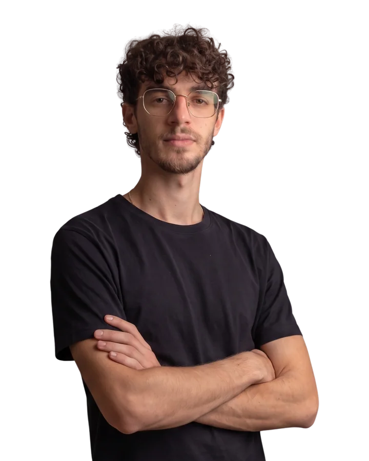 Nicolas Poiroux, bras croisés, t-shirt sombre
