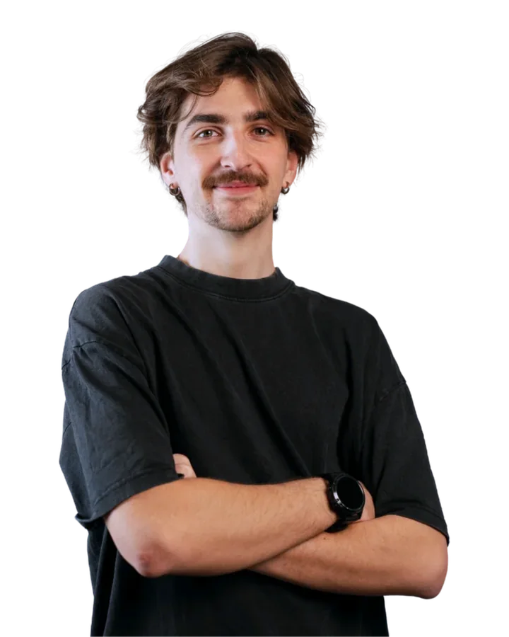Nicolas Sage, bras croisés, t-shirt sombre